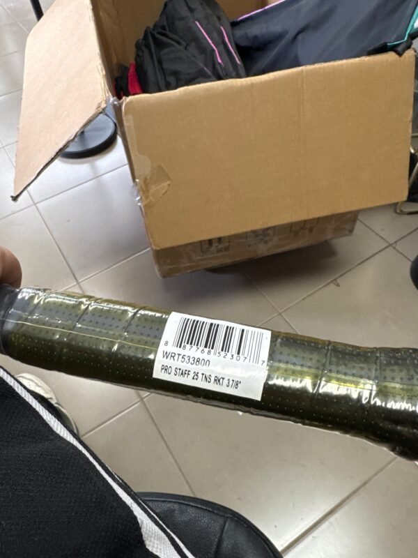 7187B490-E2A9-40A8-A93E-A865EECB069E.jpg Wilson Pro Staff 25inch Kid Tennis Racket 235g